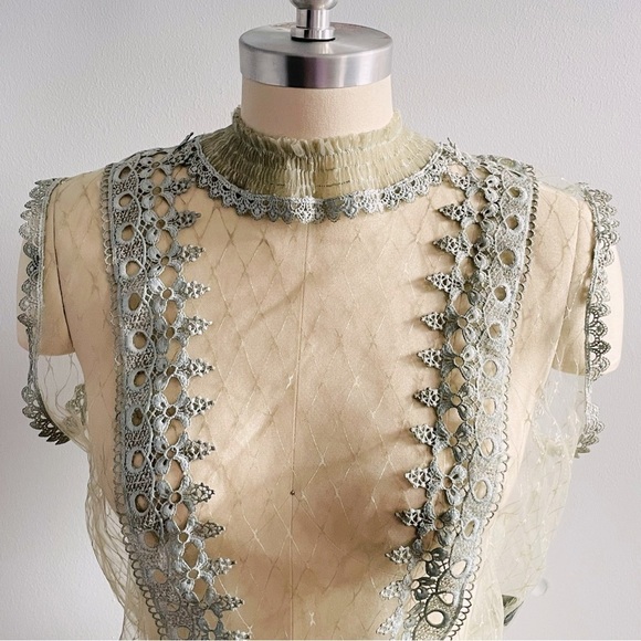 POL Sheer Antique Style Lace Sleeveless Top - Cream and Blue- Size Small- NWT - Picture 2 of 10